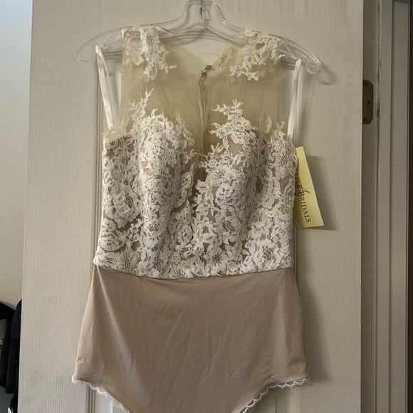 ALLURE WEDDING DRESS NWT - Picture 6 of 10